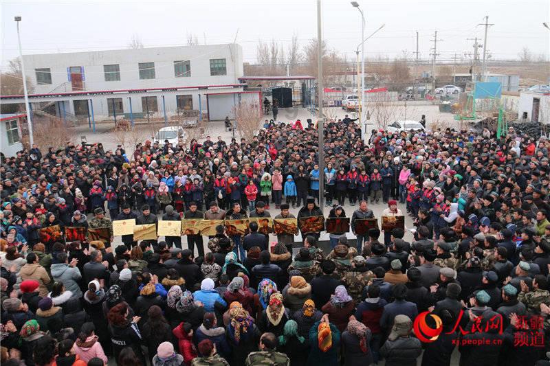 参加伊金霍洛旗第十八届人民代表大会第三次会议的代表向大会报到